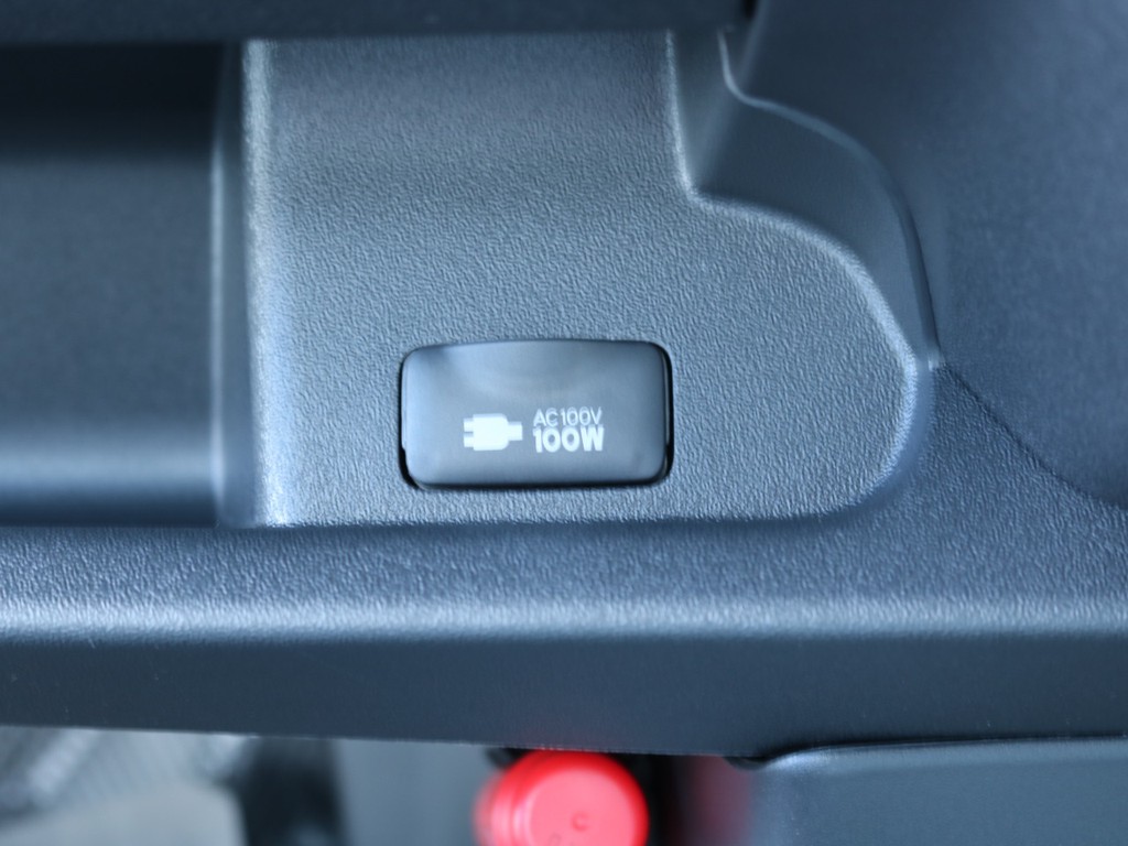 メーカーオプションのＡＣ１００Ｖアクセサリーコネクタも完備！