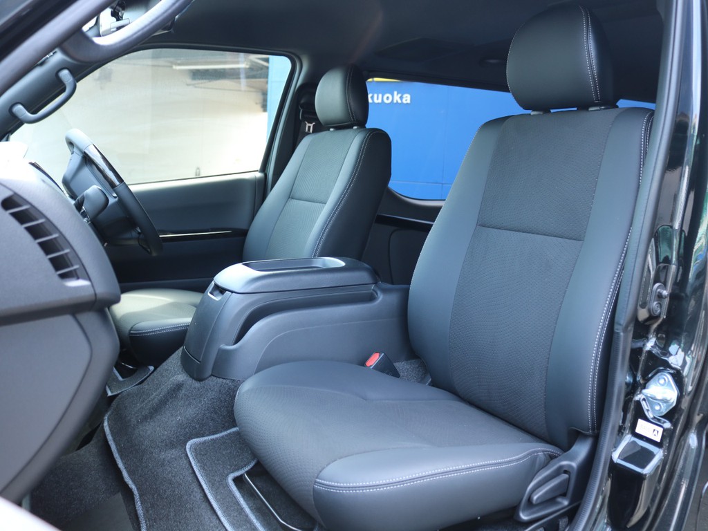 ダークプライムＩＩ特別仕様車専用装備のハーフレザーシートです。そのままハーフレザーシートを生かすのも、シートカバーを装着してシートを保護するのも貴方次第！
