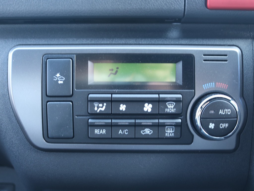 車内温度もオートエアコンで楽々調節♪