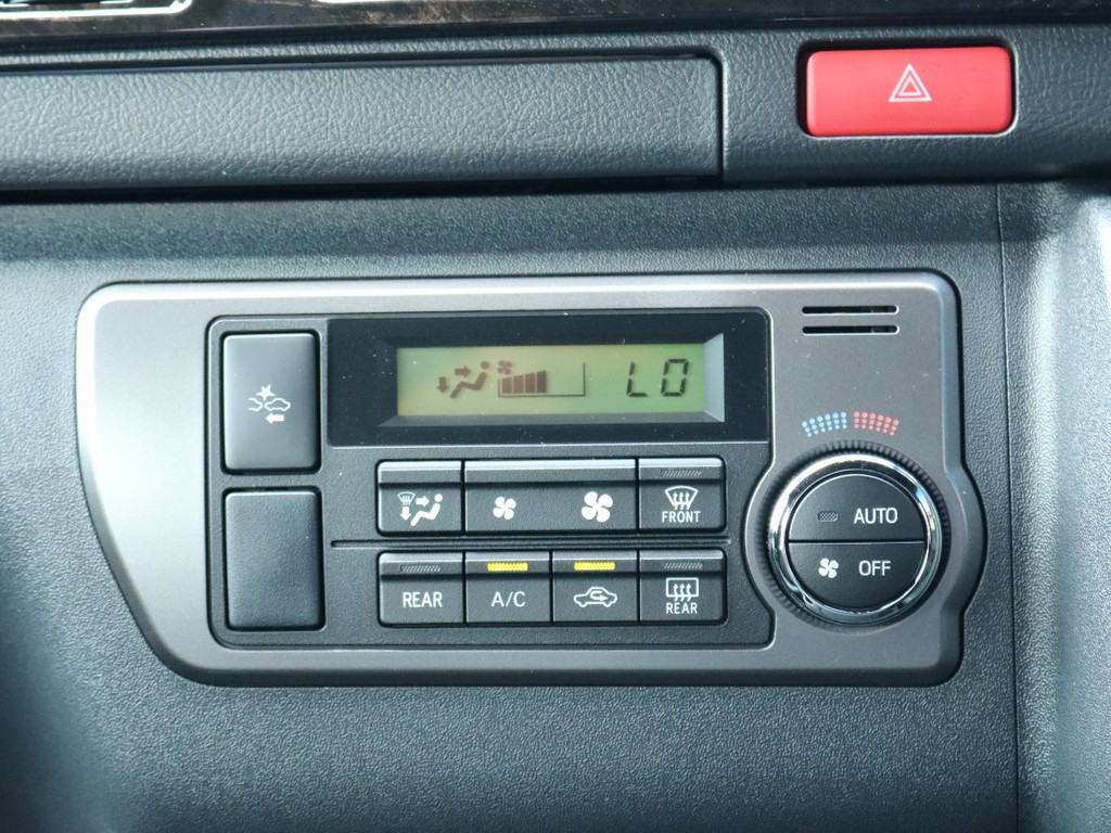オートエアコンで快適な車内温度も楽々調節♪