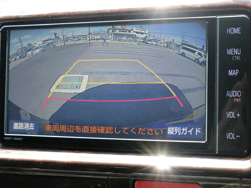 トヨタ純正フルセグナビを装着済み！　バックカメラも完備しており、バックカメラ使用時の映像はナビモニターに描写されます。