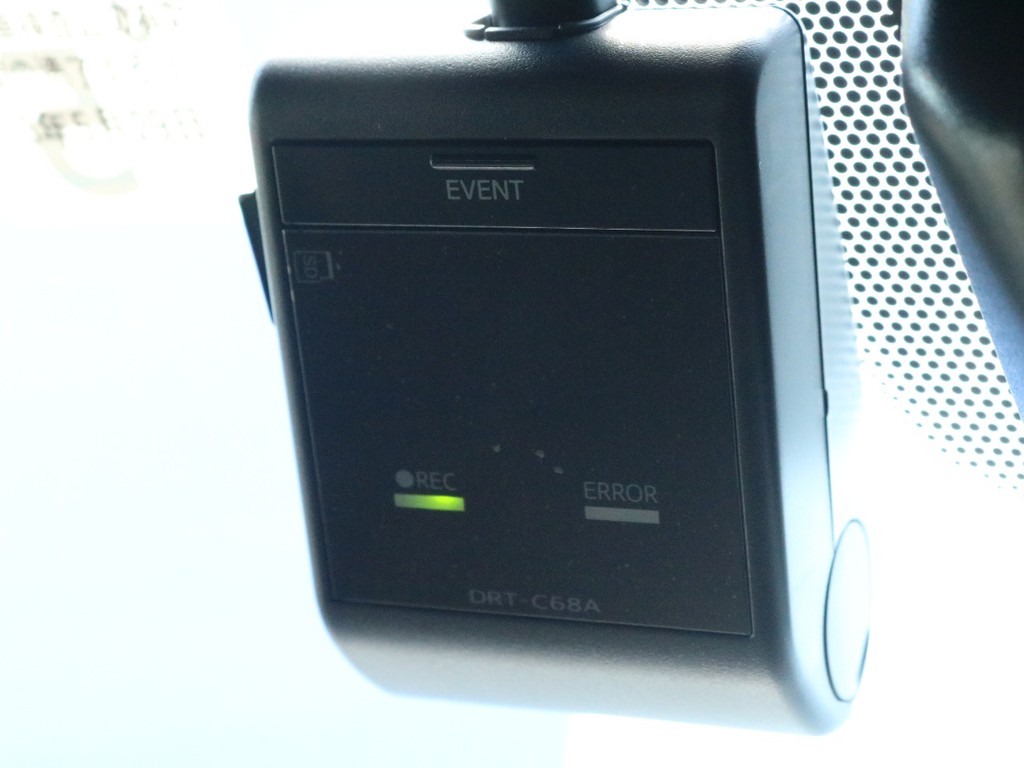 カメラ一体型ドライブレコーダー（ナビ連動タイプ）DRT-C68Aも装着済みです！　安全運転を心がけましょう！