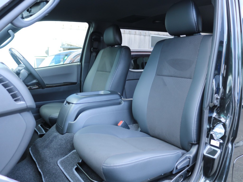 ダークプライムＩＩ特別仕様車専用装備のハーフレザーシートです。そのままハーフレザーシートを生かすのも、シートカバーを装着してシートを保護するのも貴方次第！