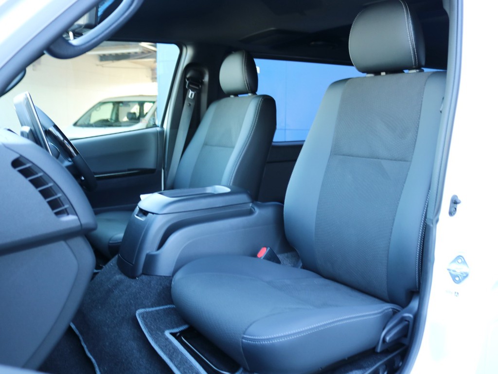 ダークプライムＩＩ特別仕様車専用装備のハーフレザーシートです。そのままハーフレザーシートを生かすのも、シートカバーを装着してシートを保護するのも貴方次第！
