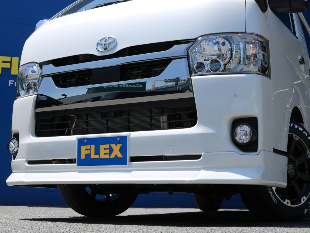 フロントにはＦＬＥＸデルフィーノラインフロントリップを装着！　フェイス回りが引き締まって見えます。