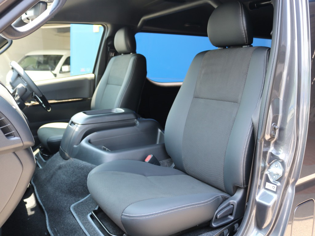 ダークプライムＩＩ特別仕様車専用装備のハーフレザーシートです。そのままハーフレザーシートを生かすのも、シートカバーを装着してお好みのシートにカスタマイズも可能です♪