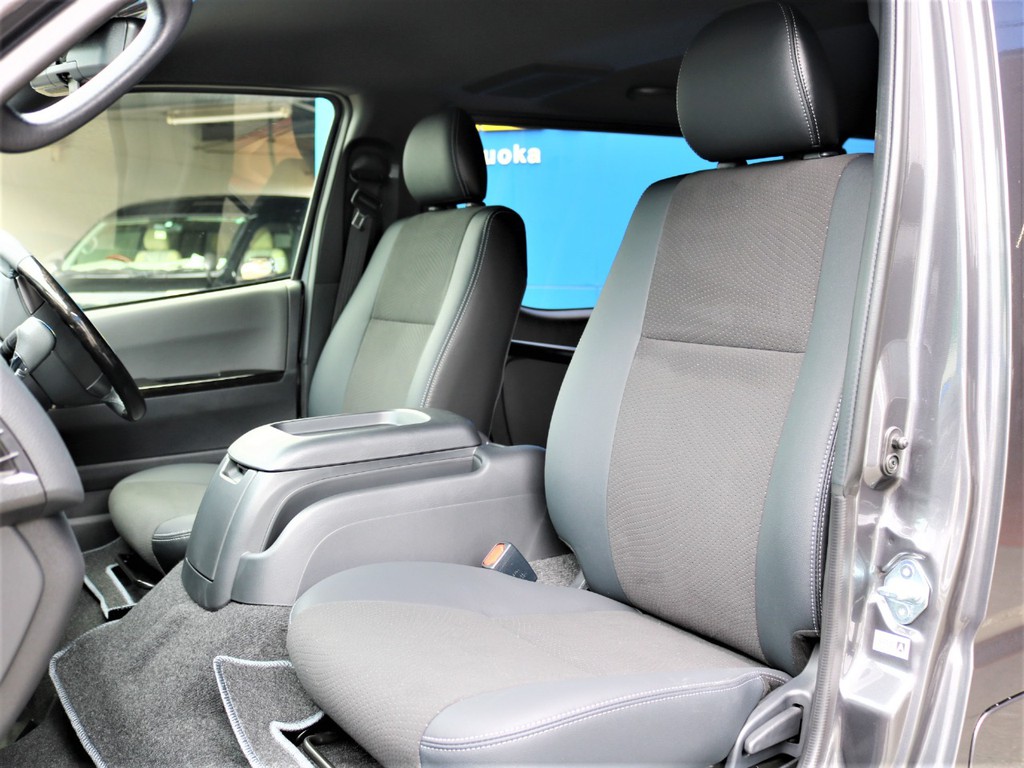 ダークプライムＩＩ特別仕様車専用装備のハーフレザーシートです。そのままハーフレザーシートを生かしたままでも、シートカバーを装着してシートを保護する事も可能です☆