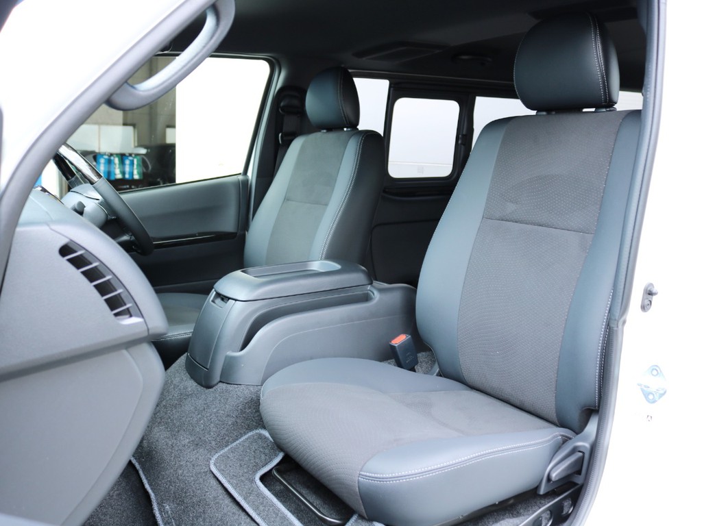 ダークプライムＩＩ特別仕様車専用装備のハーフレザーシートです。そのままハーフレザーシートを生かすのも、シートカバーを装着してシートを保護するのも貴方次第！
