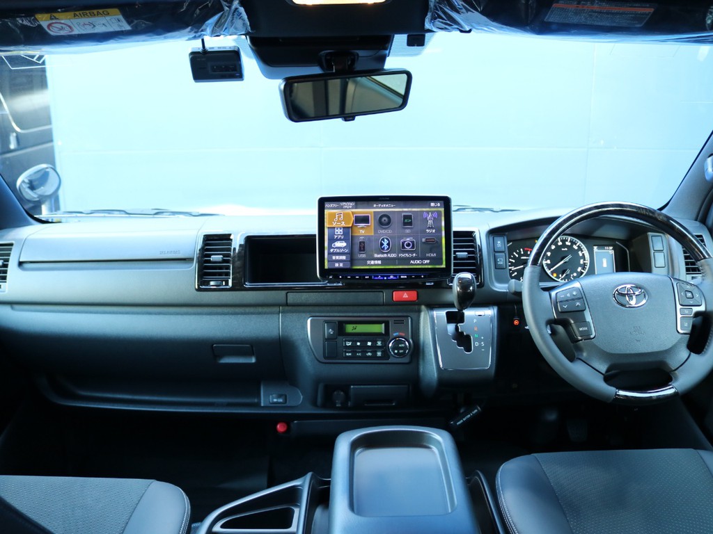 ダークプライムⅡ特別仕様車なので専用の茶木目本革巻きステアリン＆ステアリングリモコンも完備！　ハンドルから手を放す事無くオーディオの音量やTVのチャンネルを変える事が可能です。