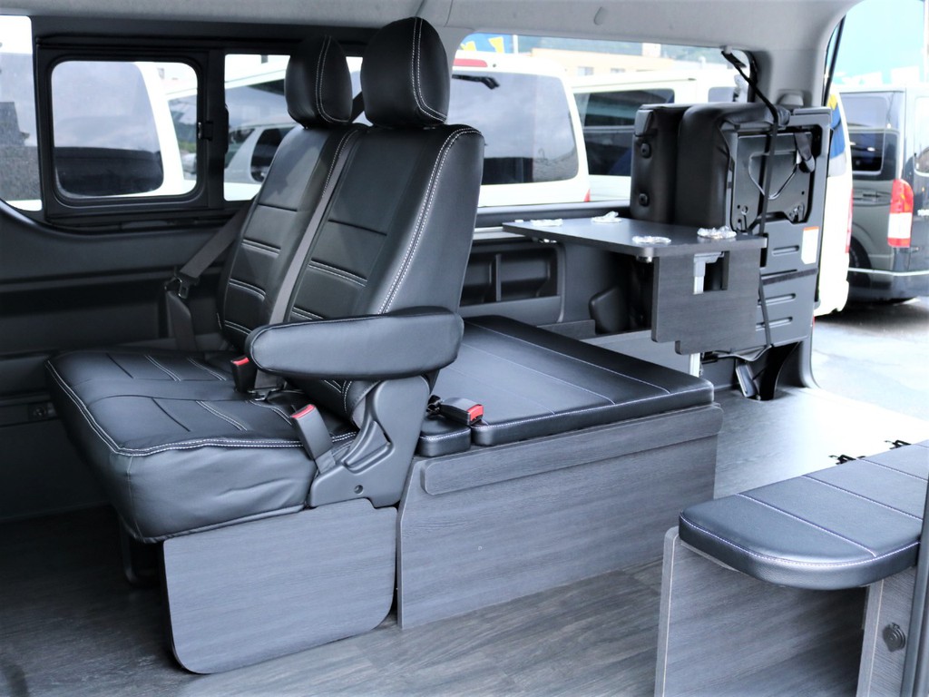 フルフラットな状態から、マットをはずせば車内の収納スペースも広く確保できます♪