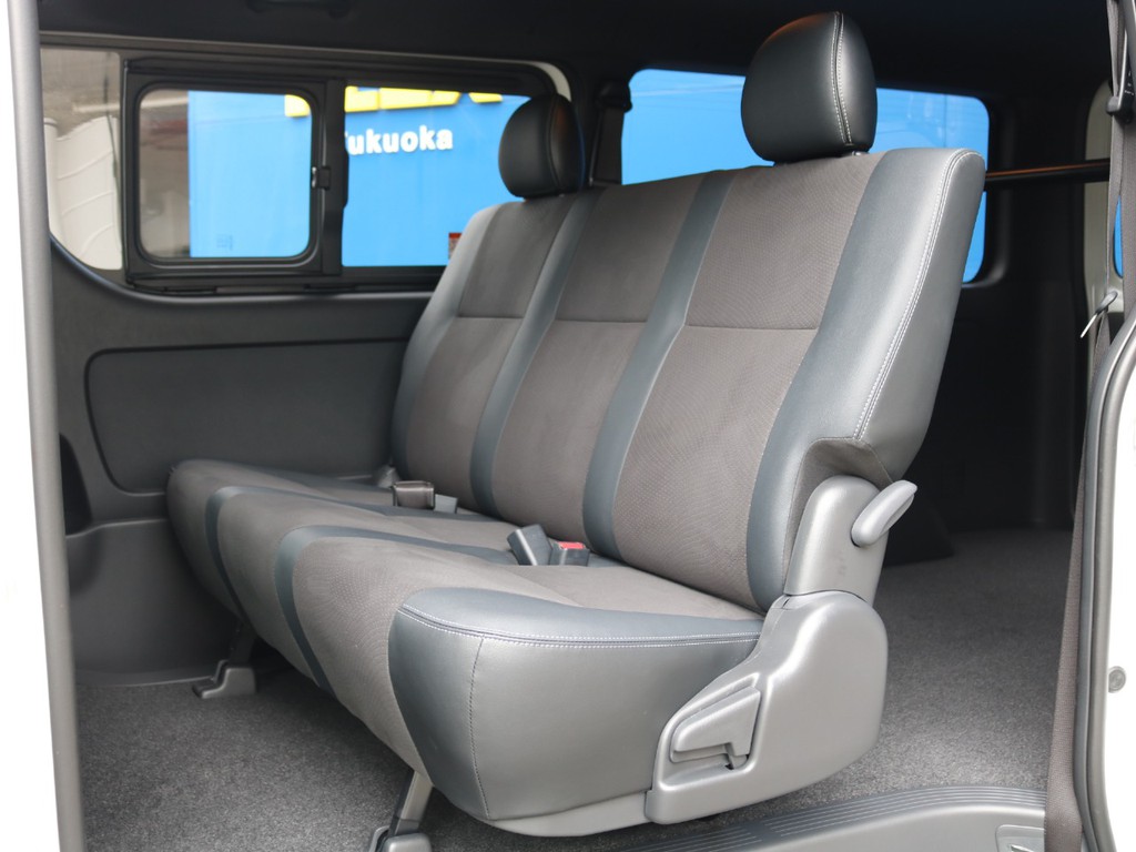 ダークプライムＩＩ特別仕様車専用装備のハーフレザーシートです。そのままハーフレザーシートを生かすのも、シートカバーを装着してシートを保護する事も可能です☆