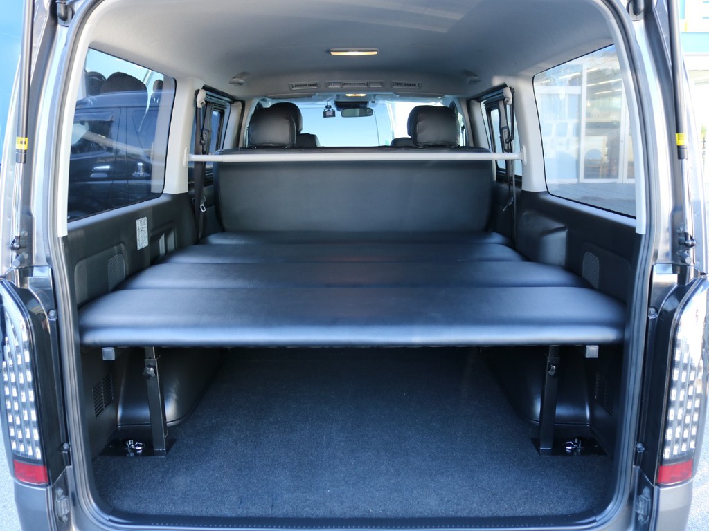 ベッドキットも装備されているので、遠出の際の車中泊も可能です♪マットの下にもスペースがあるので、荷物も沢山積み込めます☆