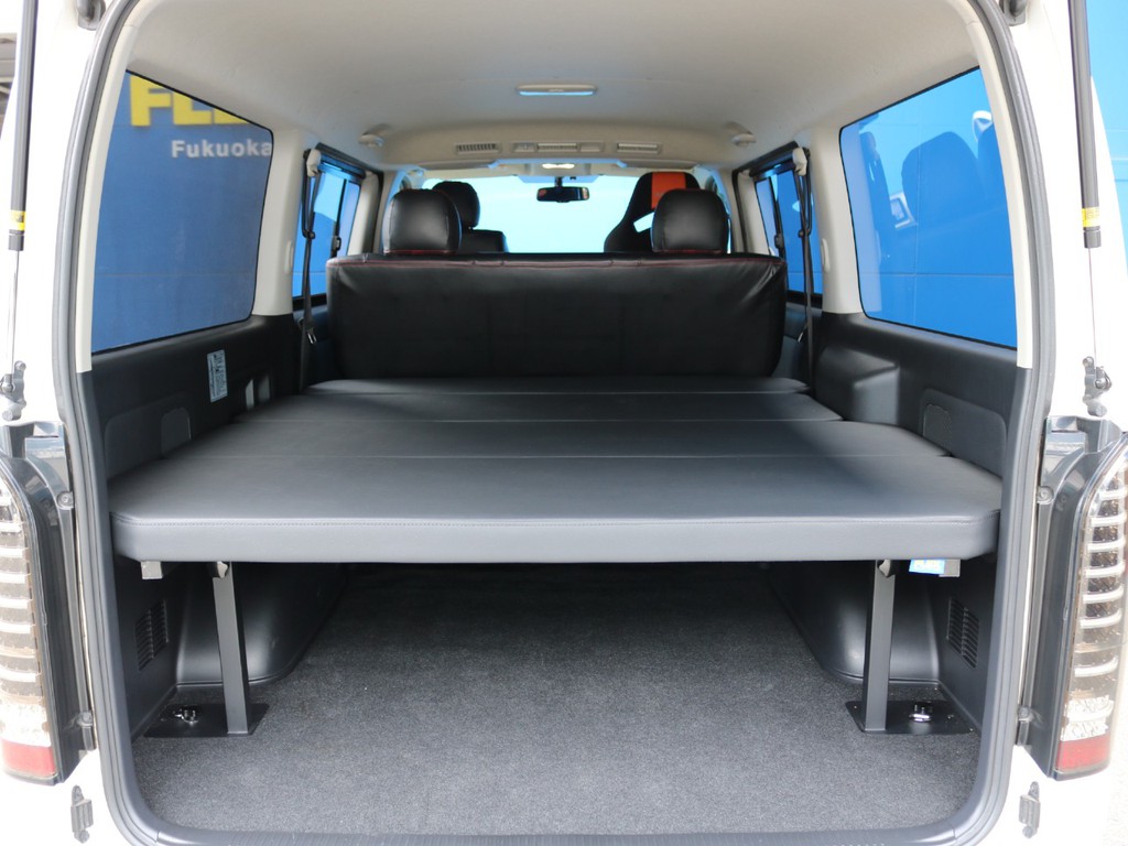 内装はFLEXオリジナルベッドキットをインストール！5段階に高さ調節可能で車中泊や荷物をたくさん積み込みたい方、ラゲッジスペースの目隠しなど使い勝手抜群！