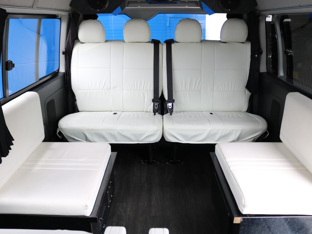 ホワイトレザーのシートが高級感のある車内を演出しています☆