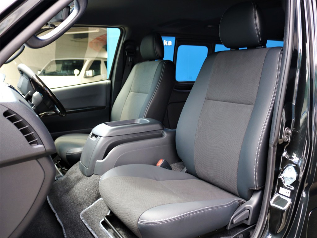 ダークプライムＩＩ特別仕様車専用装備のハーフレザーシートです。そのままハーフレザーシートを生かすのも、シートカバーを装着してお好みのシートにカスタマイズも可能です♪
