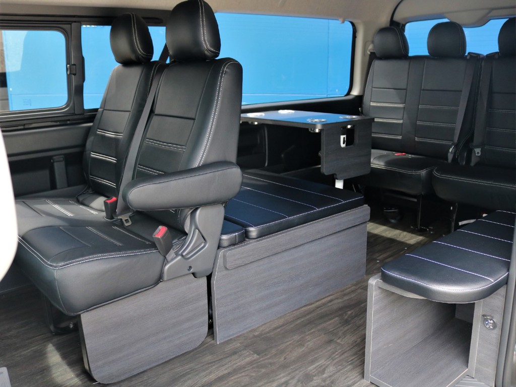 サイドテーブルも装着済み！車内での作業や食事も可能です♪ベッドを取り外し足をおろして座ることもできます♪