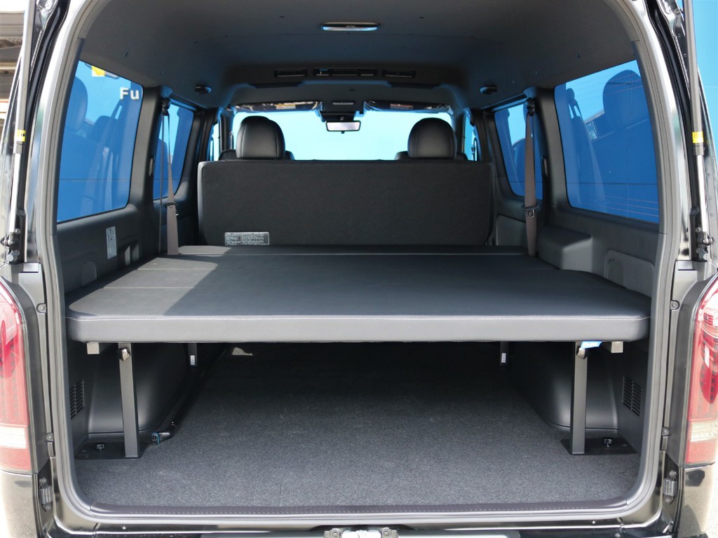 内装はFLEXオリジナルベッドキットをインストール！5段階に高さ調節可能で車中泊や荷物をたくさん積み込みたい方、ラゲッジスペースの目隠しなど使い勝手抜群！！