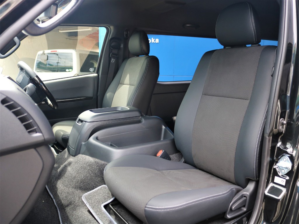 ダークプライムＩＩ特別仕様車専用装備のハーフレザーシートです。そのままハーフレザーシートを生かすのも、シートカバーを装着してお好みのシートにカスタマイズも可能です♪