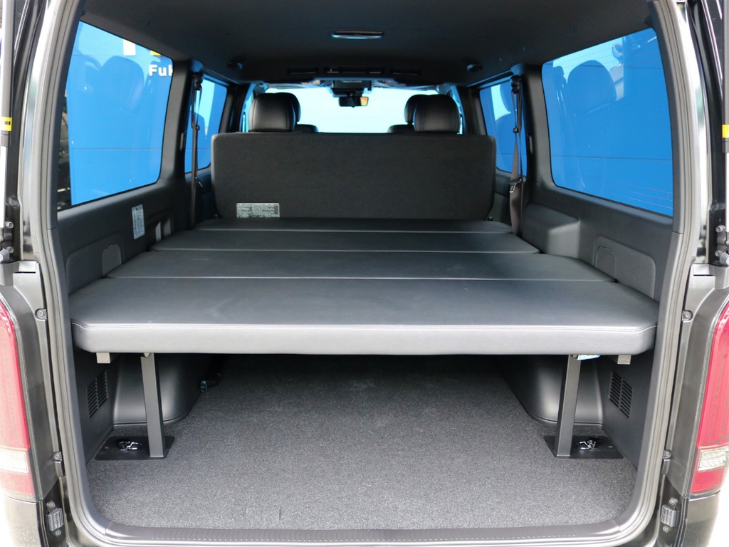 内装はFLEXオリジナルベッドキットをインストール！5段階に高さ調節可能で車中泊や荷物をたくさん積み込みたい方、ラゲッジスペースの目隠しなど使い勝手抜群！！