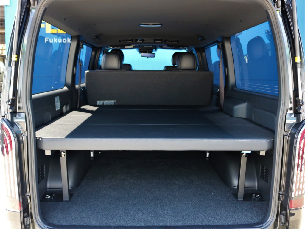 内装はFLEXオリジナルベッドキットをインストール！5段階に高さ調節可能で車中泊や荷物をたくさん積み込みたい方、ラゲッジスペースの目隠しなど使い勝手抜群！！
