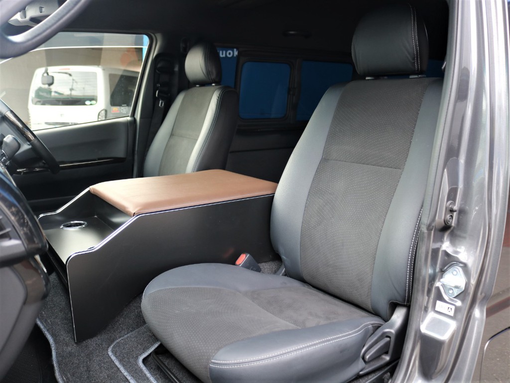ダークプライムＩＩ特別仕様車専用装備のハーフレザーシートです。そのままハーフレザーシートを生かすのも、シートカバーを装着してお好みのシートにカスタマイズも可能です♪