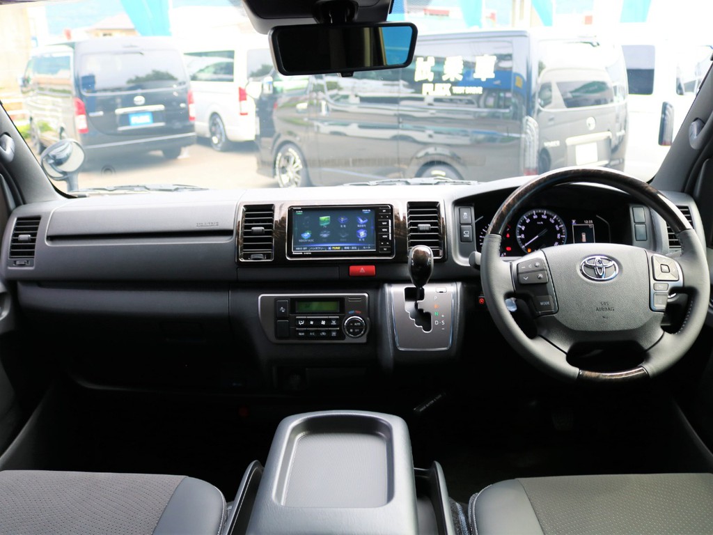 ダークプライムＩＩ特別仕様車専用装備のハーフレザーシートです。そのままハーフレザーシートを生かすのも、シートカバーを装着してお好みのシートにカスタマイズも可能です♪