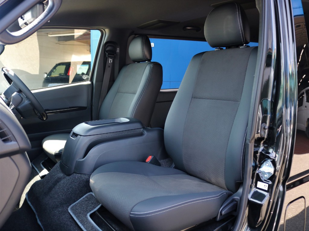 ダークプライムＩＩ特別仕様車専用装備のハーフレザーシートです。そのままハーフレザーシートを生かすのも、シートカバーを装着してお好みのシートにカスタマイズも可能です♪
