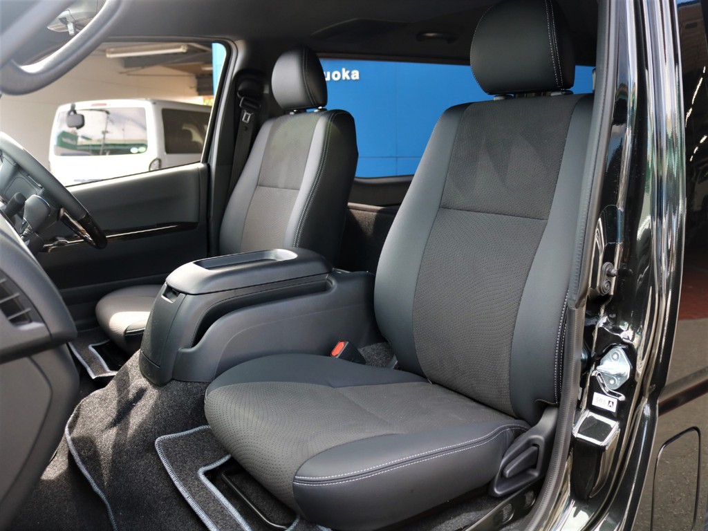 ダークプライムＩＩ特別仕様車専用装備のハーフレザーシートです。そのままハーフレザーシートを生かすのも、シートカバーを装着してお好みのシートにカスタマイズも可能です♪