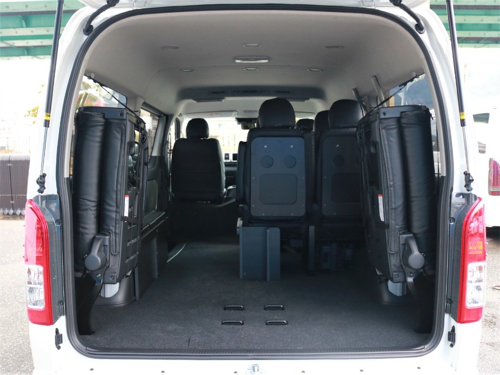 4列目シートは跳ね上げ収納する事が可能です。これによってワゴンなのに広々とした荷室スペースを確保する事が可能となります。