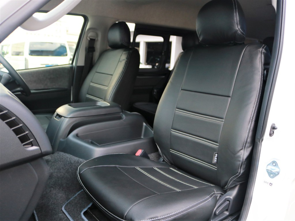 FLEXレザー調シートカバーを装着済み！　車内の高級感を演出すると共に、純正シートの保護効果も期待出来ます。