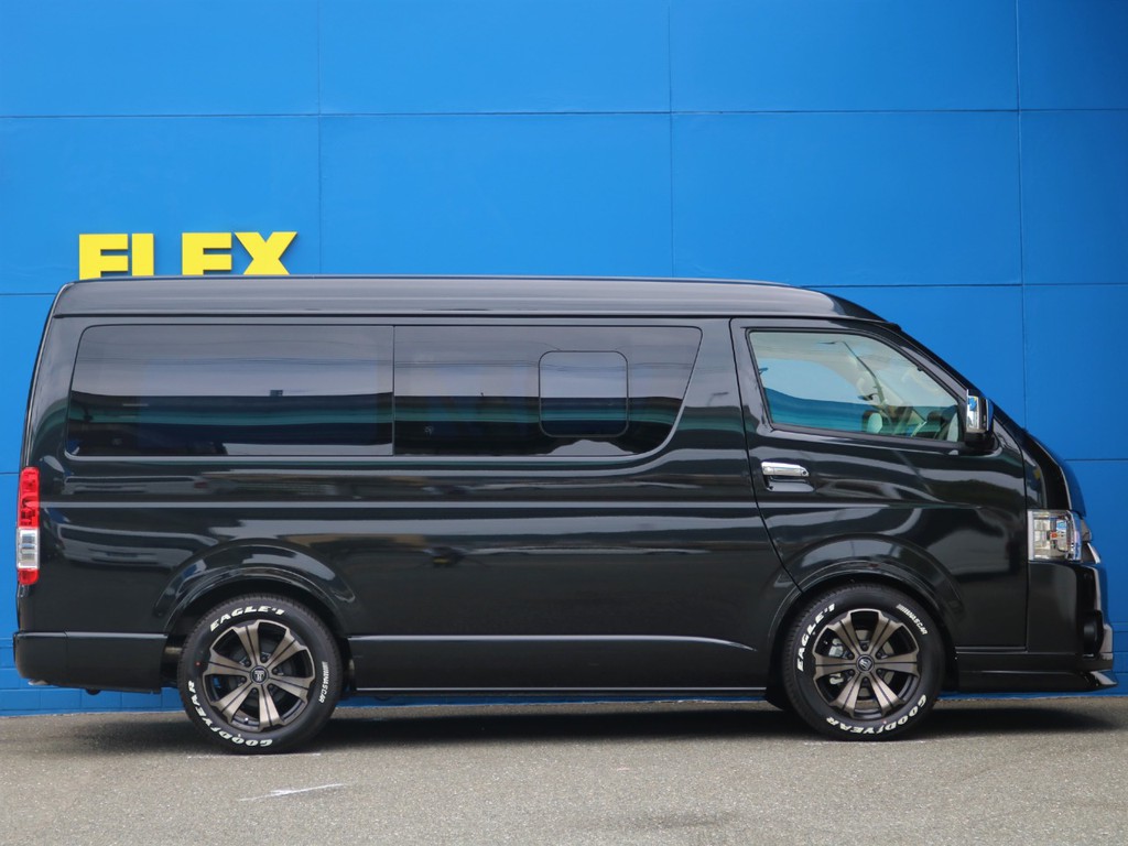 右側面には開閉の小窓が設置されています。後席に座るゲストが走行中に換気をしたり、景色を眺めることも出来ます♪