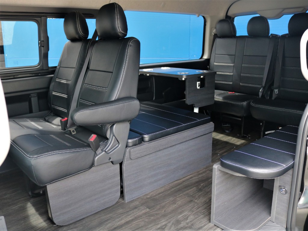 サイドテーブルも装着済み！車内での作業や食事も可能です♪ベッドを取り外し足をおろして座ることもできます♪
