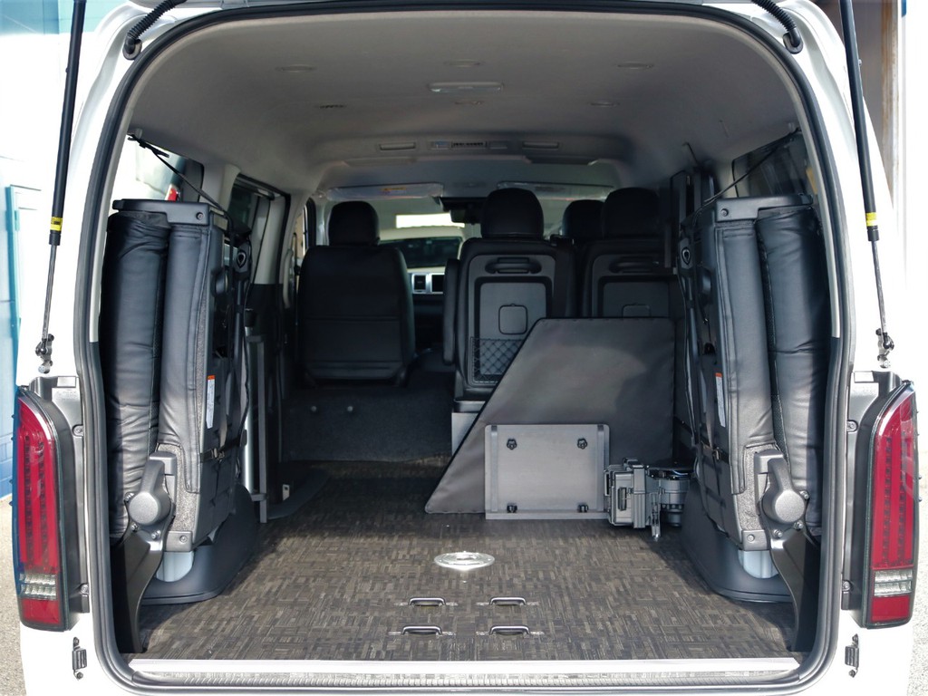 リヤハッチを開き、4列目シートを跳ね上げ収納すれば十分な荷室スペースが確保出来ます。更にベッドパネルを外し、3列目シートを跳ね上げ収納すればもっと広々とした荷室スペースが確保可能です！