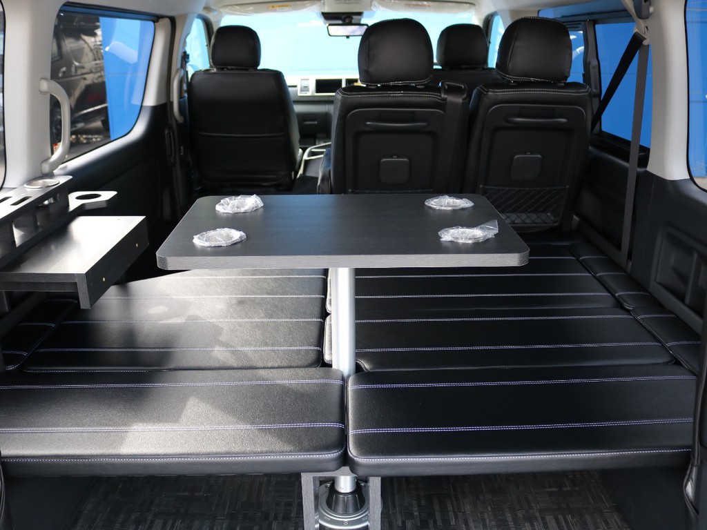 フルフラット状態でもテーブルの設置が可能です♪