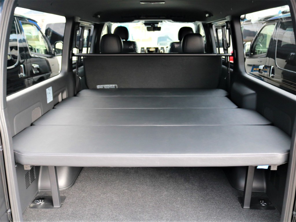 内装はFLEXオリジナルベッドキットをインストール！5段階に高さ調節可能で車中泊や荷物をたくさん積み込みたい方、ラゲッジスペースの目隠しなど使い勝手抜群！！