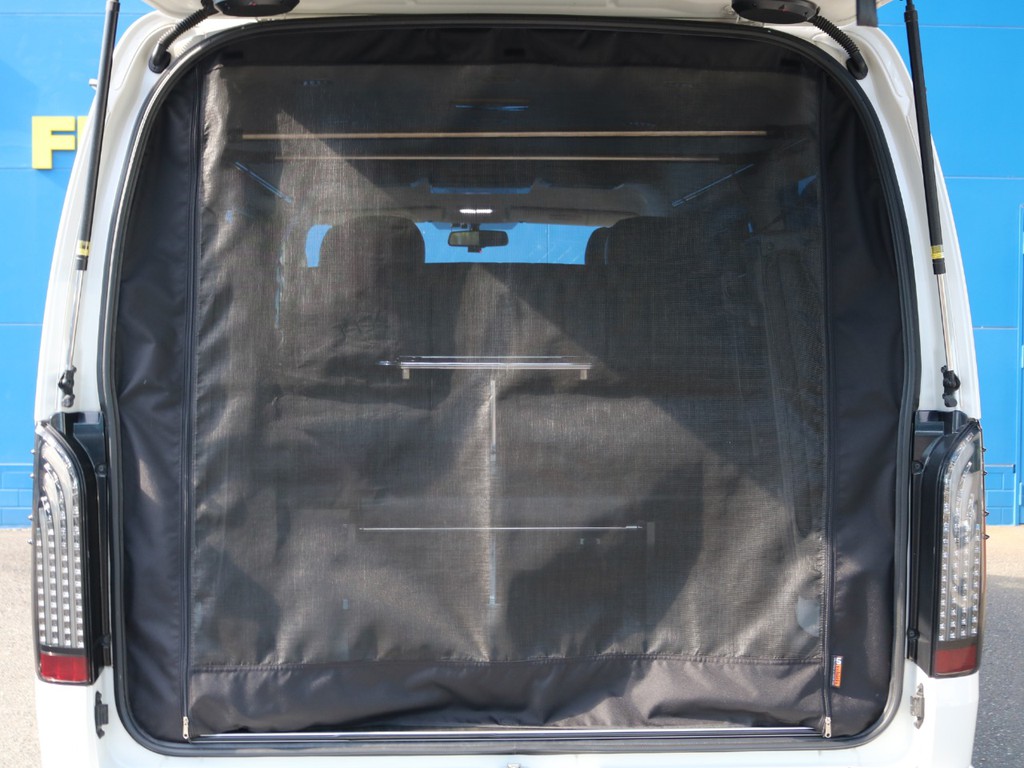防虫ネットも装備されているので、キャンプの際などリアゲートを開けたままでも車内でお過ごしいただけます。