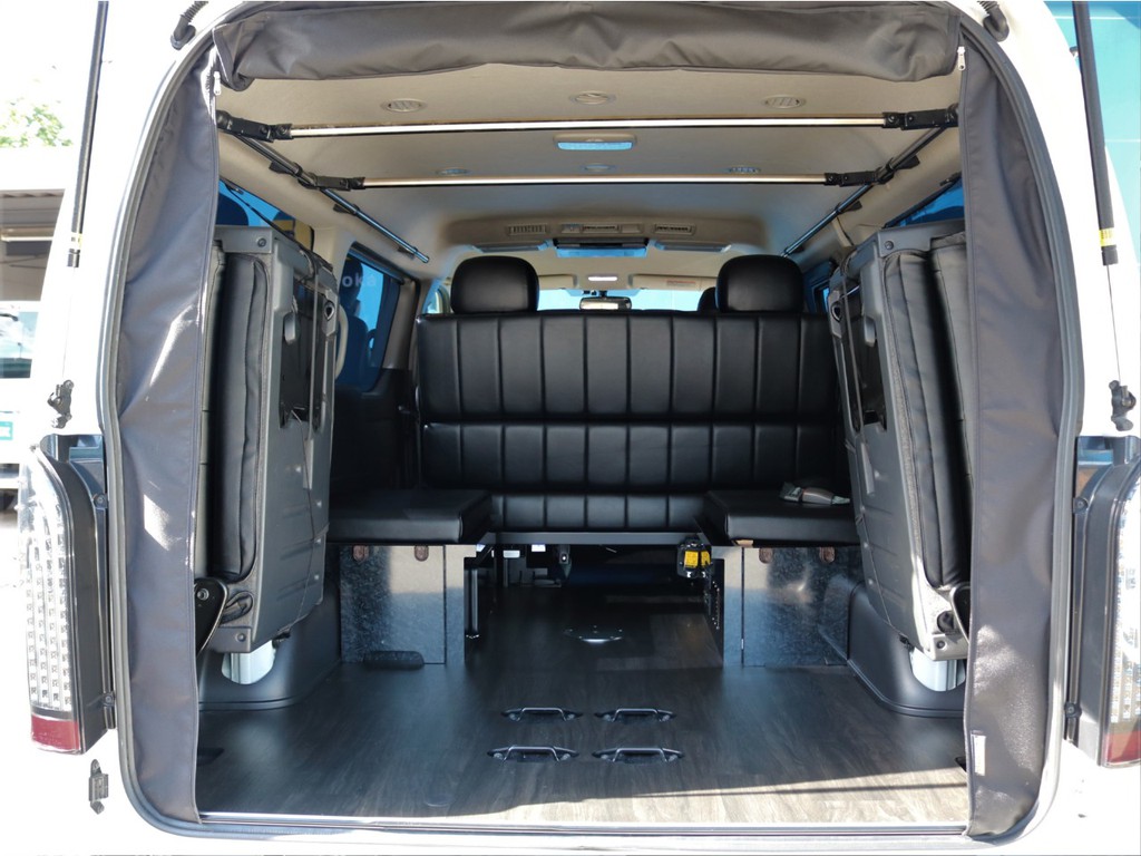 4列目シートは跳ね上げ収納する事が可能です。これによってワゴンなのに広々とした荷室スペースを確保する事が可能となります。