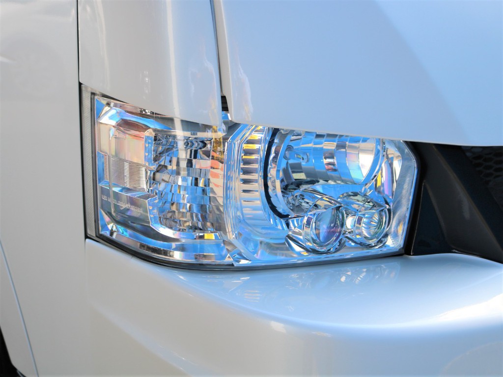 メーカーオプションのLEDヘッドライトを完備！　夜道を明るく照らしてくれます。
