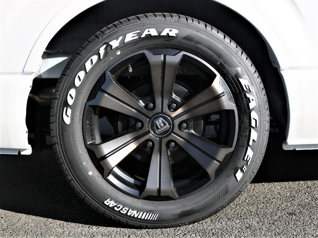 足回りには、FLEX バルベロ アーバングランデ 17inch＆グッドイヤーナスカーホワイトレタータイヤをインストール☆