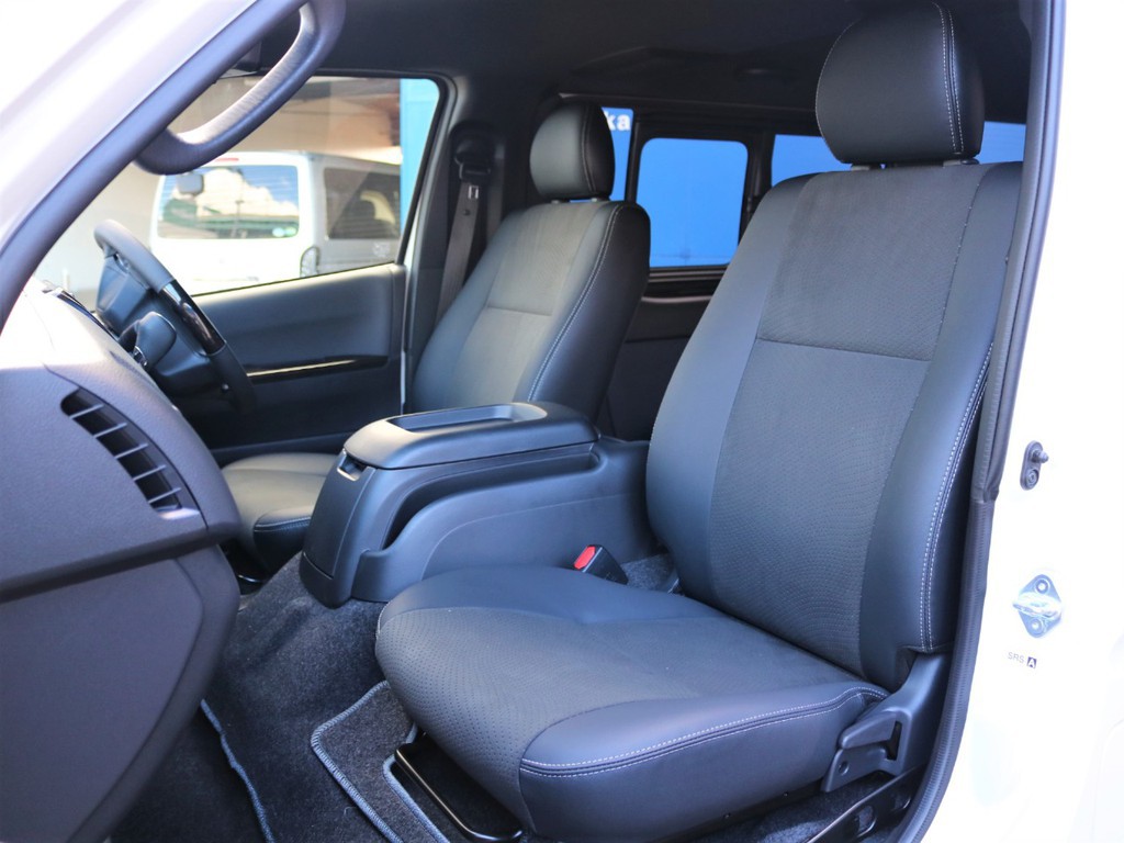 ダークプライムＩＩ特別仕様車専用装備のハーフレザーシートです。そのままハーフレザーシートを生かすのも、シートカバーを装着してお好みのシートにカスタマイズも可能です♪
