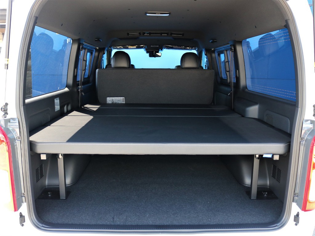 内装はFLEXオリジナルベッドキットをインストール！5段階に高さ調節可能で車中泊や荷物をたくさん積み込みたい方、ラゲッジスペースの目隠しなど使い勝手抜群！！