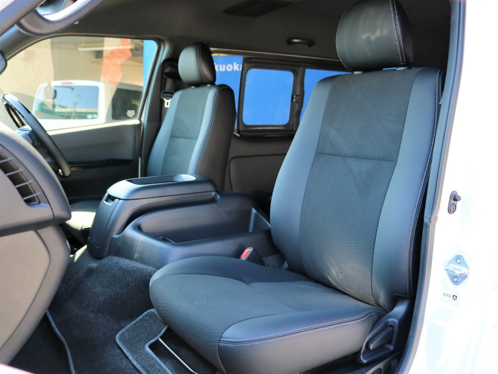 ダークプライムＩＩ特別仕様車専用装備のハーフレザーシートです。そのままハーフレザーシートを生かすのも、シートカバーを装着してお好みのシートにカスタマイズも可能です♪