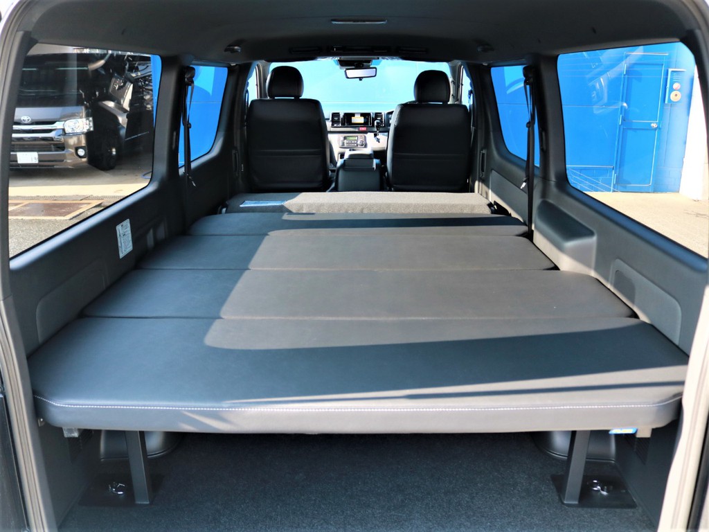 内装はFLEXオリジナルベッドキットをインストール！5段階に高さ調節可能で車中泊や荷物をたくさん積み込みたい方、ラゲッジスペースの目隠しなど使い勝手抜群！！