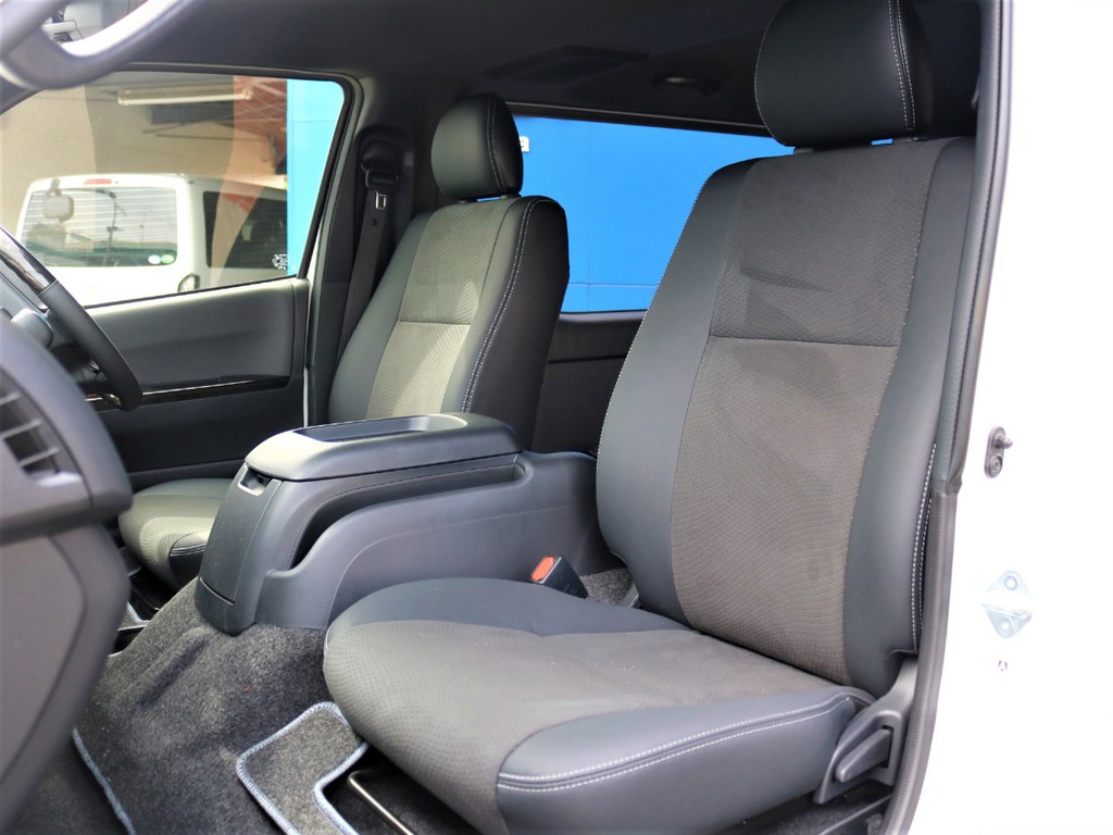 ダークプライムＩＩ特別仕様車専用装備のハーフレザーシートです。そのままハーフレザーシートを生かすのも、シートカバーを装着してお好みのシートにカスタマイズも可能です♪