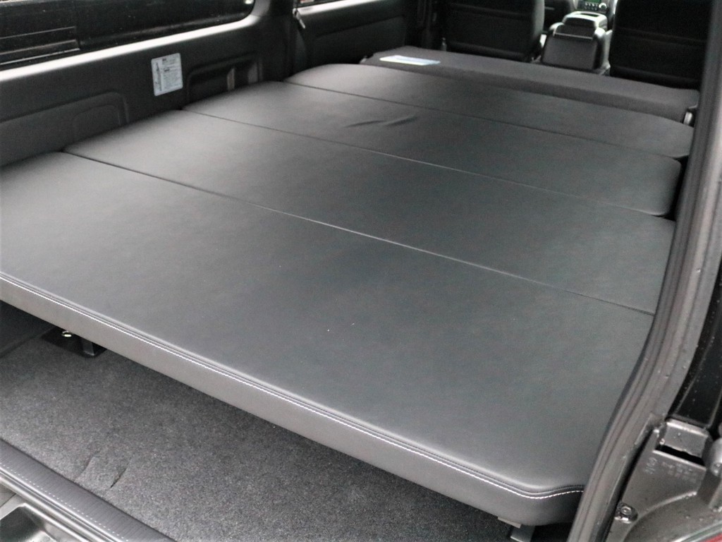 内装はFLEXオリジナルベッドキットをインストール！5段階に高さ調節可能で車中泊や荷物をたくさん積み込みたい方、ラゲッジスペースの目隠しなど使い勝手抜群！