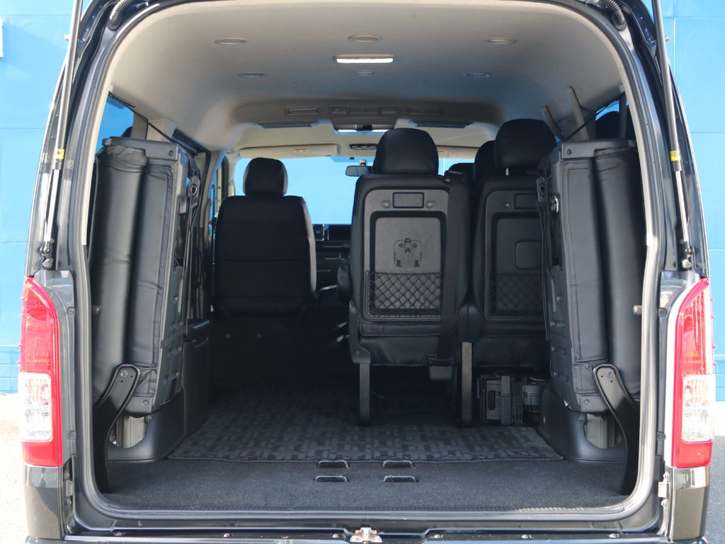 4列目シートは跳ね上げ収納する事が可能です。これによってワゴンなのに広々とした荷室スペースを確保する事が可能となります。