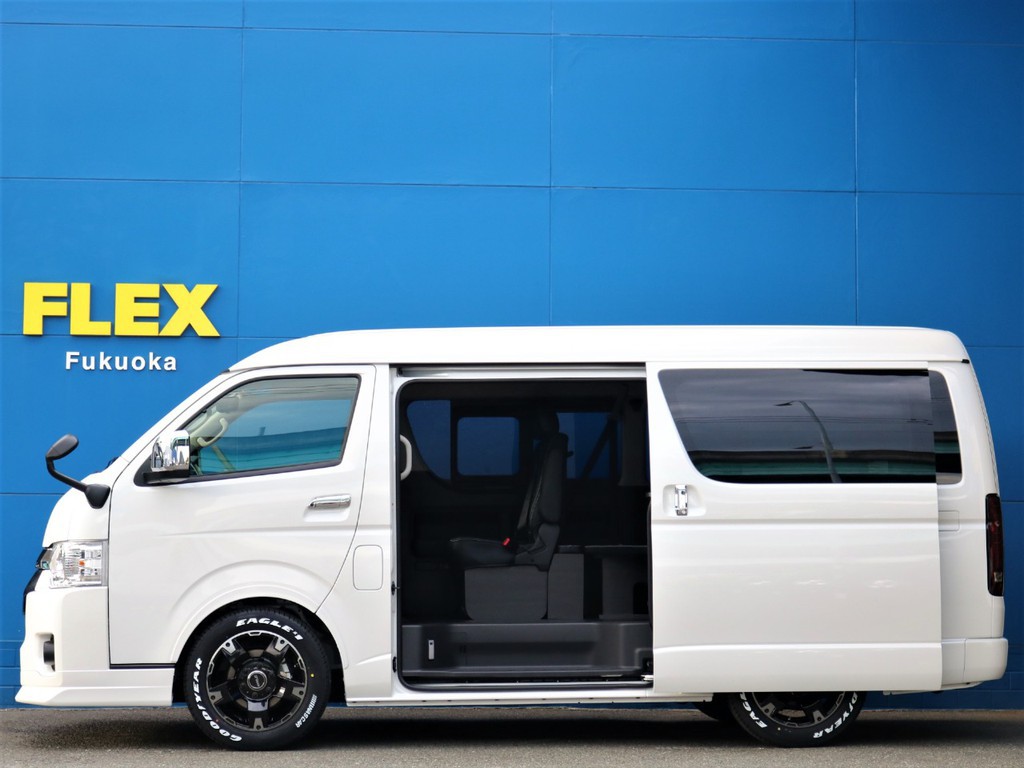 メーカーオプションのパワースライドドアも完備！　後部座席の乗り降りや荷物の積み下ろしがとても楽になります♪
