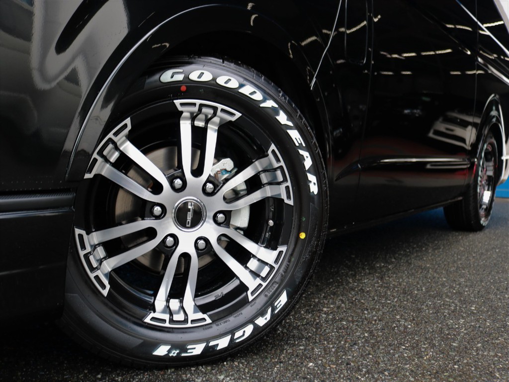 足回りにはＦＬＥＸ　ＤＥＬＦ０２　１７インチＡＷ・グッドイヤーナスカーホワイトレタータイヤを装着！