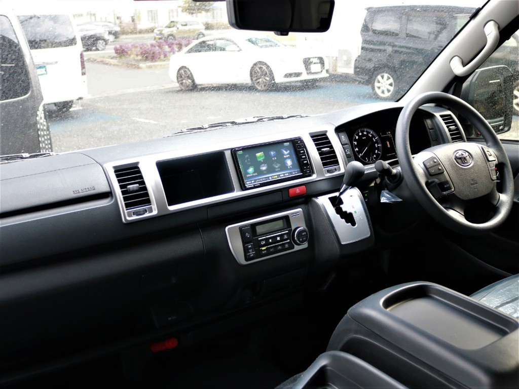 追加カスタムも歓迎！　ワゴンGLにはインテリアパネル3点セットやセカンドモニターを設置する方も多いです！　お気兼ねなくお申し付けください！