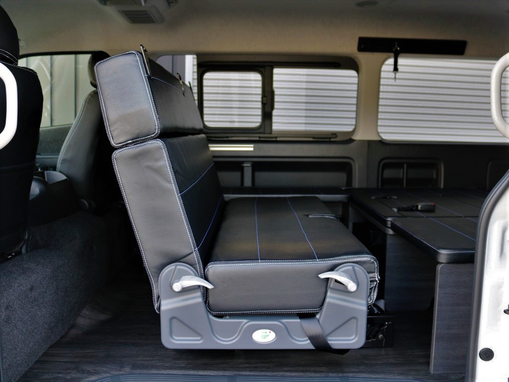 ベンチシートを後ろ向きに切り替えた状態です。後席に座るゲストみんなで対話しながらドライブを楽しむことが可能です。